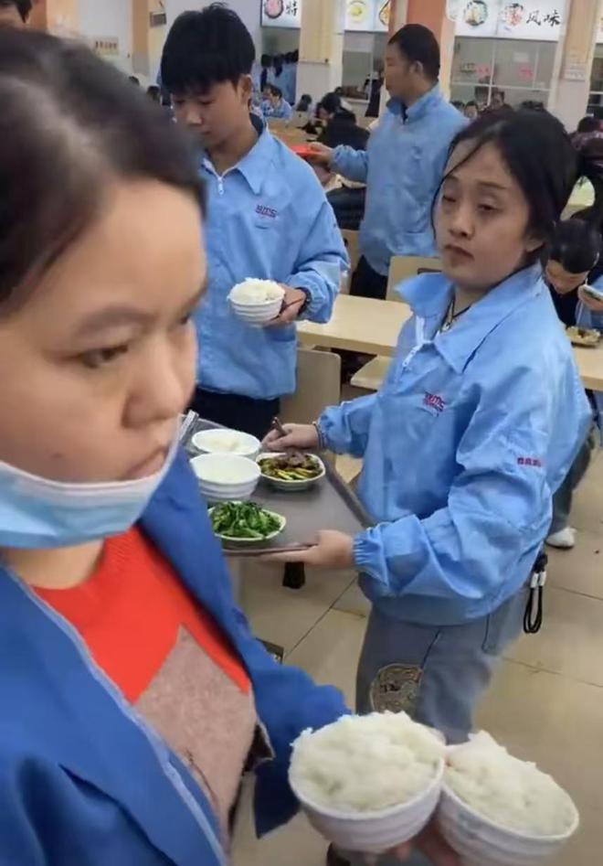 有夜班黑眼圈也不是加班熬出来的OG真人黑眼圈女员工公司否认(图1)