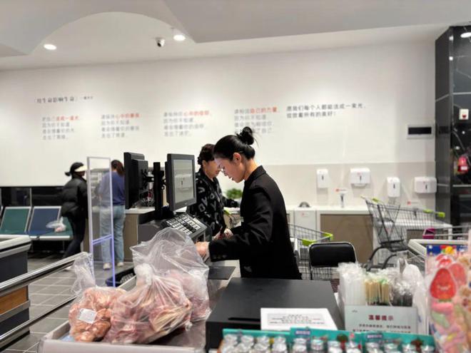 习胖东来最彻底的零售“门徒”！OG真人游戏青海一家亲超市学(图14)